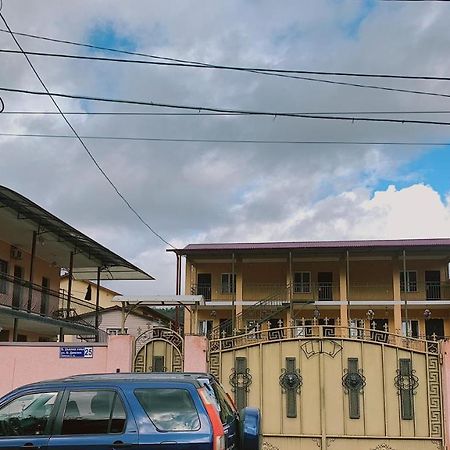 Семейный Дворик Sukhumi Exterior foto